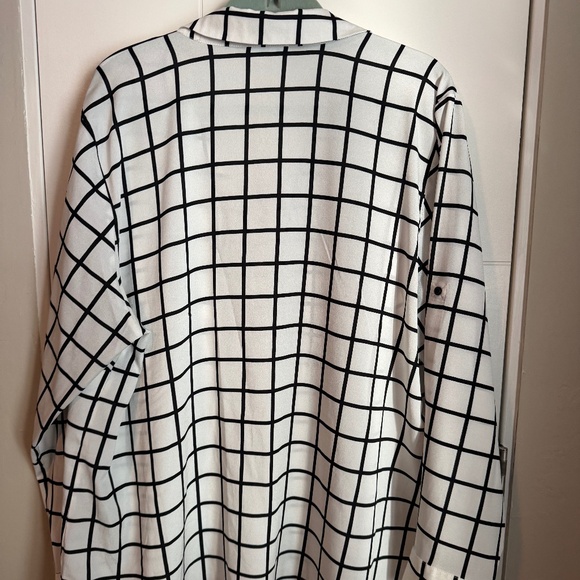 PLUS SIZE (1X) Calvin Klein B&W Blouse - Picture 3 of 5
